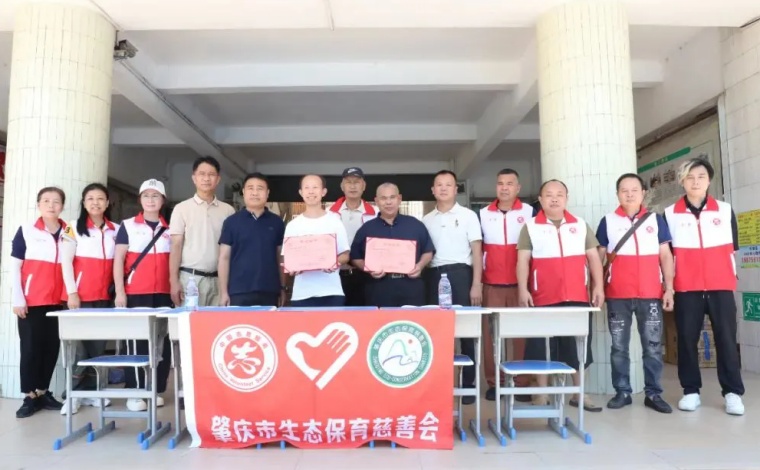 “广东好人”捐赠百套课桌椅 助力怀集教育灾后重建